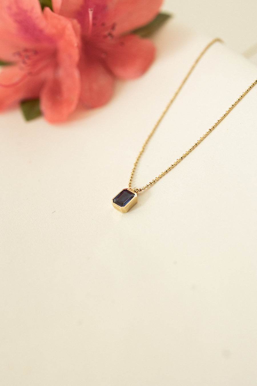 Dije bisel zafiro azul EC 0.6ct con cadena de bolitas 14k