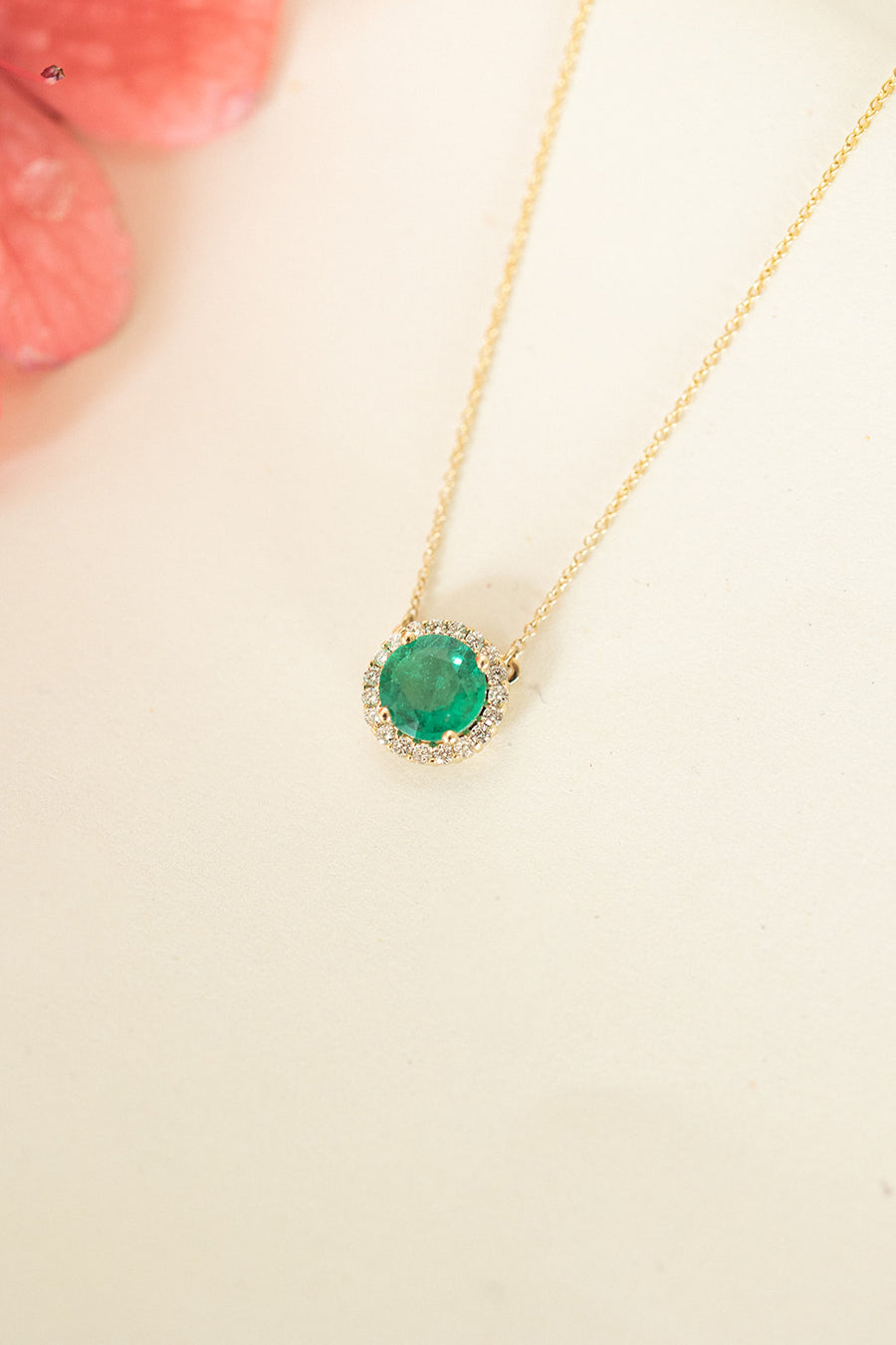 Dije esmeralda RD 1.5ct con halo de diamantes 0.2ct 14K