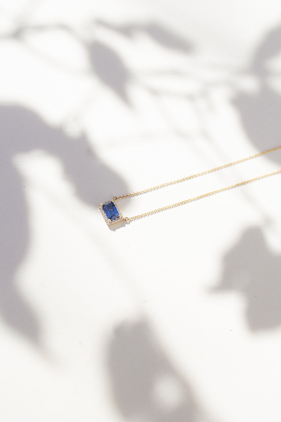 Dije zafiro EC 0.55ct con halo de diamantes 14K