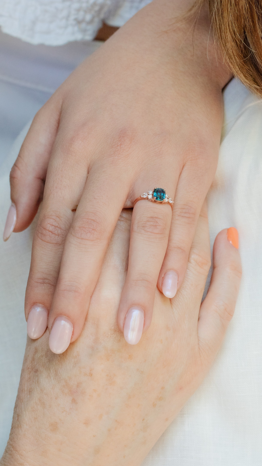 Anillo zafiro teal CU 1.5ct con diamantes laterales 14k oro rosa