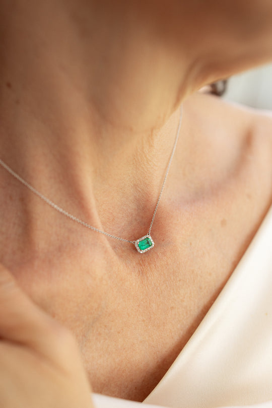 Dije esmeralda EC 0.5ct con halo de diamantes naturales 14k