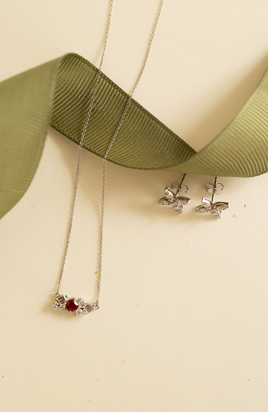 Dije nix spinel rojo y diamantes 14k