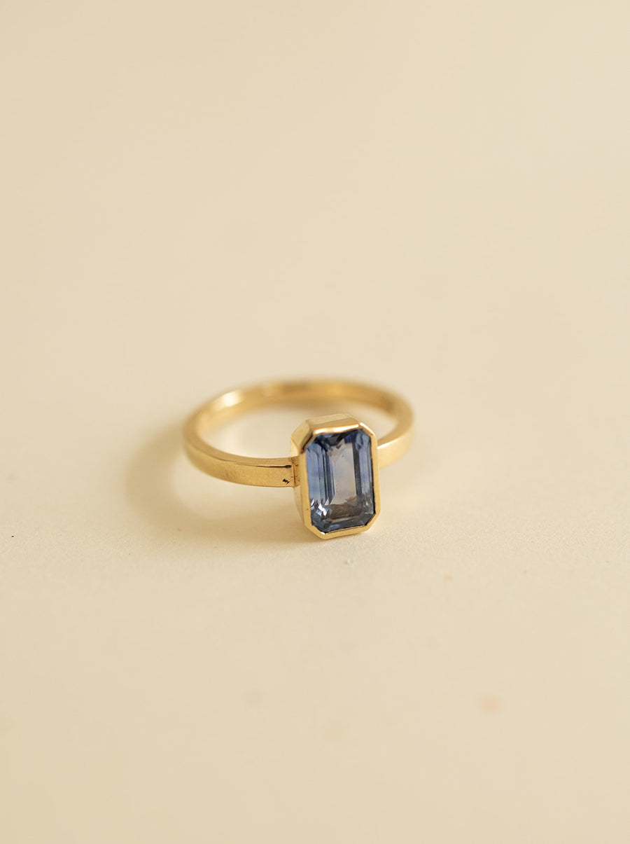 Anillo bisel zafiro azul 1.75ct 14k