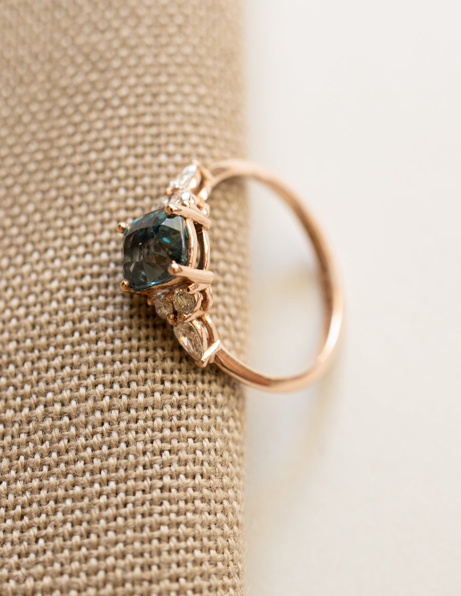 Anillo zafiro teal CU 1.5ct con diamantes laterales 14k oro rosa