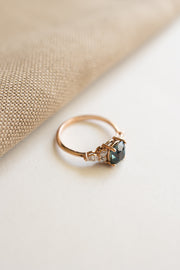 Anillo zafiro teal CU 1.5ct con diamantes laterales 14k oro rosa