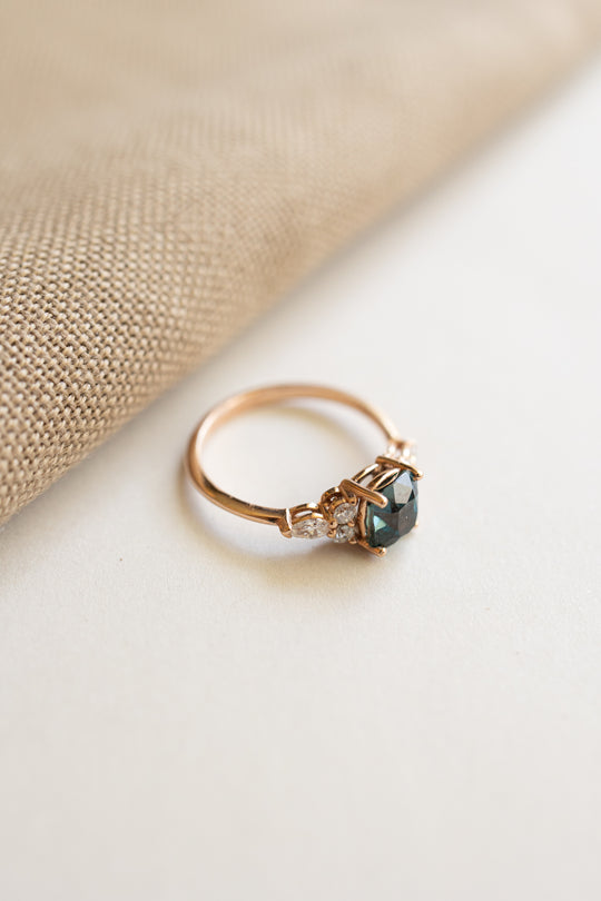 Anillo zafiro teal CU 1.5ct con diamantes laterales 14k oro rosa