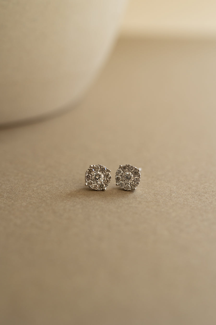 Aretes cluster de diamantes con uñas 14k
