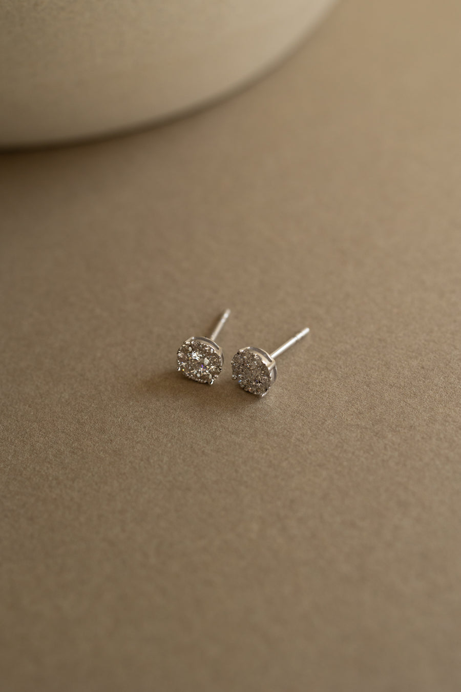 Aretes cluster de diamantes con uñas 14k