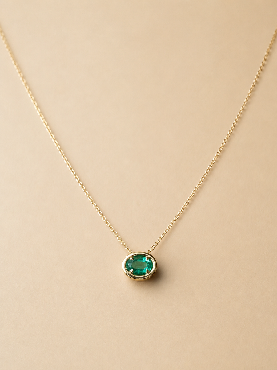 Dije esmeralda OV 0.5ct uñas y bisel 14k