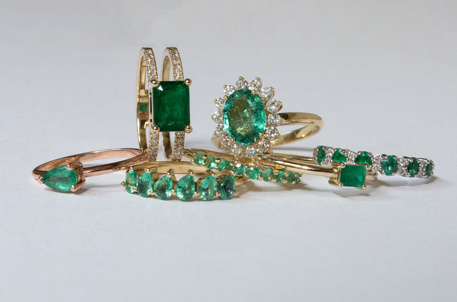 Anillo Kate esmeralda OV 1.6ct con halo de diamantes 14k