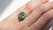 Anillo Kate esmeralda OV 1.6ct con halo de diamantes 14k