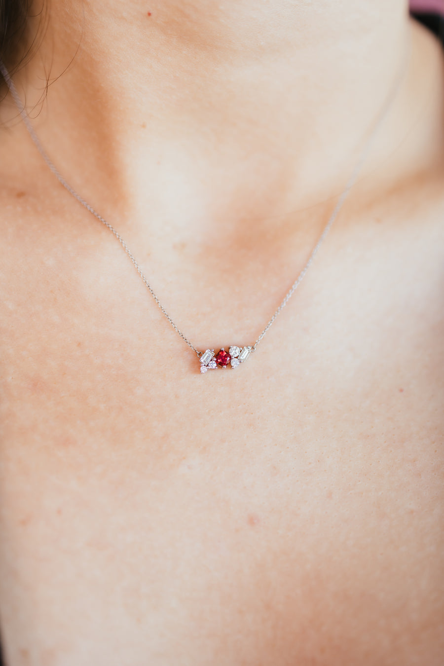 Dije nix spinel rojo y diamantes 14k