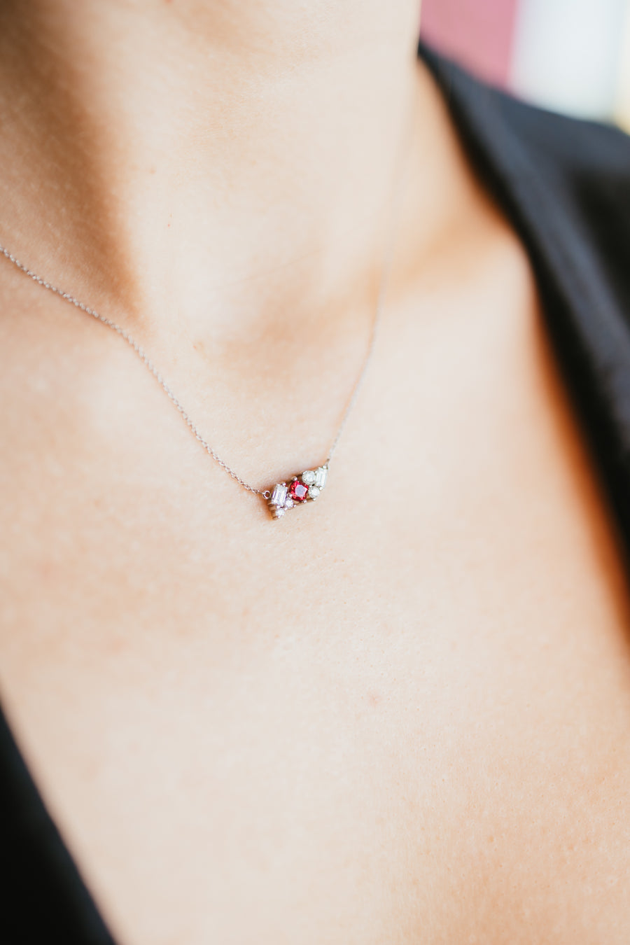 Dije nix spinel rojo y diamantes 14k