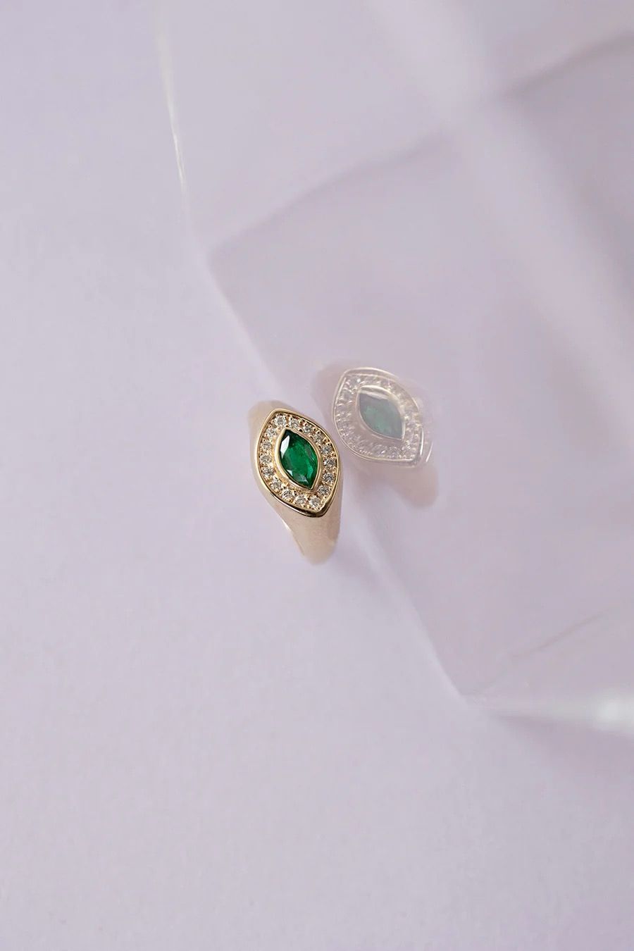 Pinky ring esmeralda MQ con halo de diamantes 14k