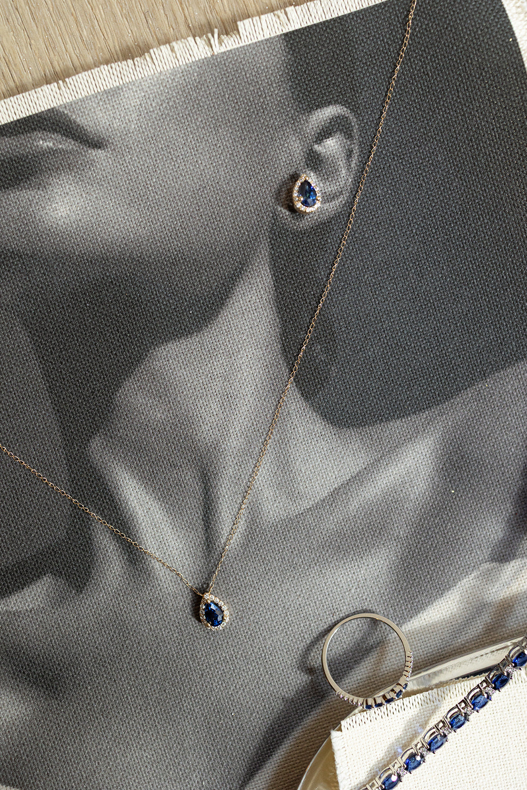 Dije zafiro azul PS 0.5ct con halo de diamantes 14k