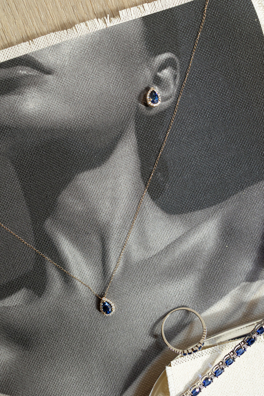 Dije zafiro azul PS 0.5ct con halo de diamantes 14k