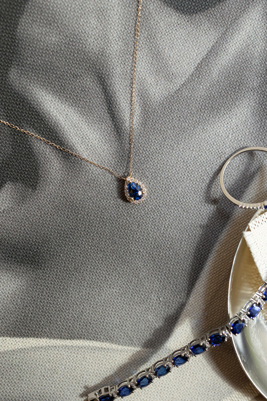 Dije zafiro azul PS 0.5ct con halo de diamantes 14k