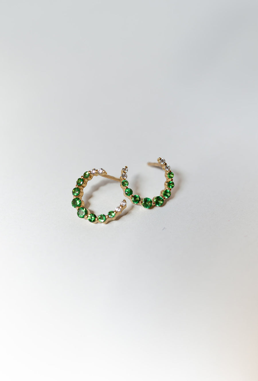 Aretes curva Tsavoritas degradadas 18k