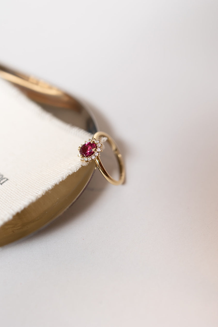 Anillo Kate Rubí OV 0.4ct con halo de diamantes 0.1ct 14k