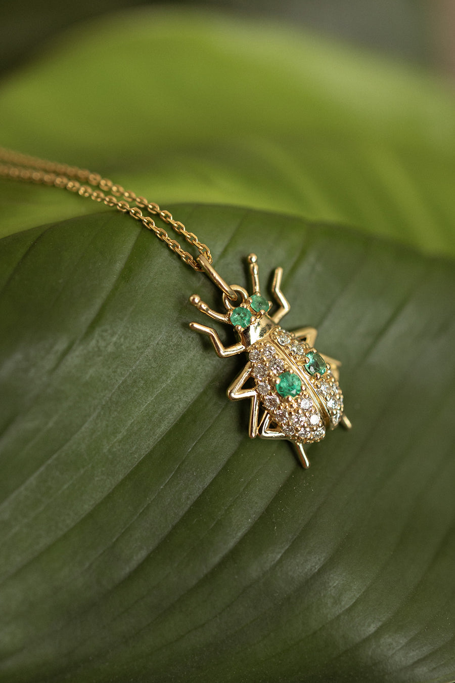 Dije escarabajo esmeraldas y diamantes 14k