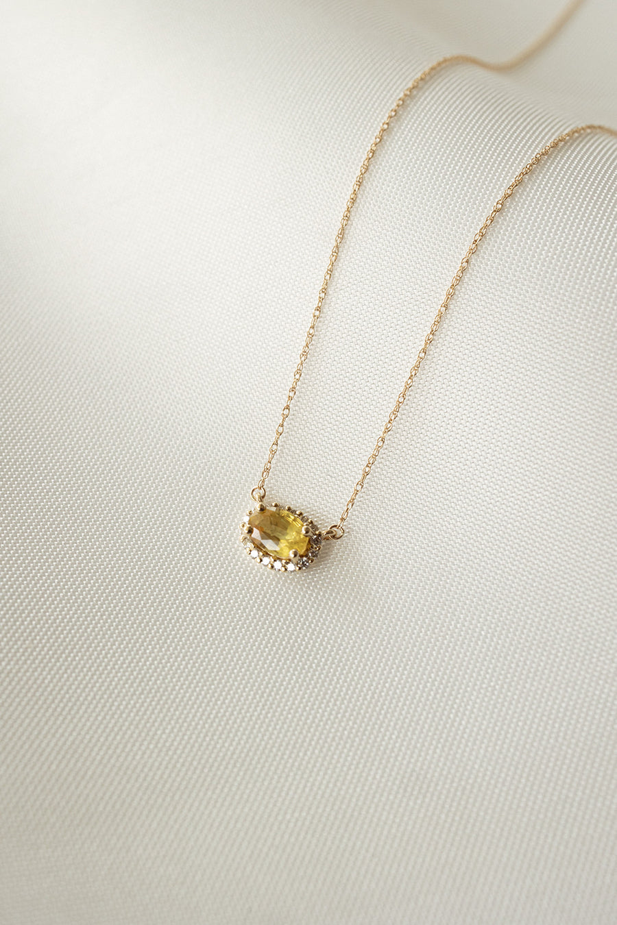 Dije zafiro amarillo OV 0.5ct con halo de diamantes 0.1ct 14K