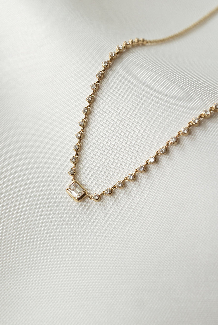 Collar diamante EC Bisel con diamantes laterales 14k