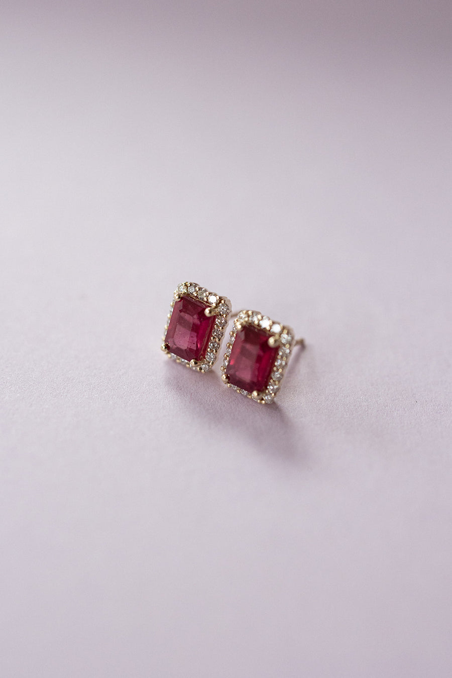 Aretes Rubí EC 1.8ct con halo de diamantes 14k