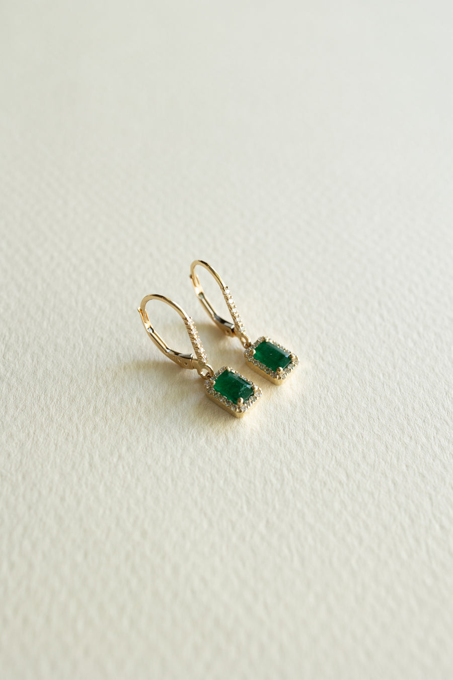 Arracadas esmerlada EC 1ct en total c/halo en diamantes 14k