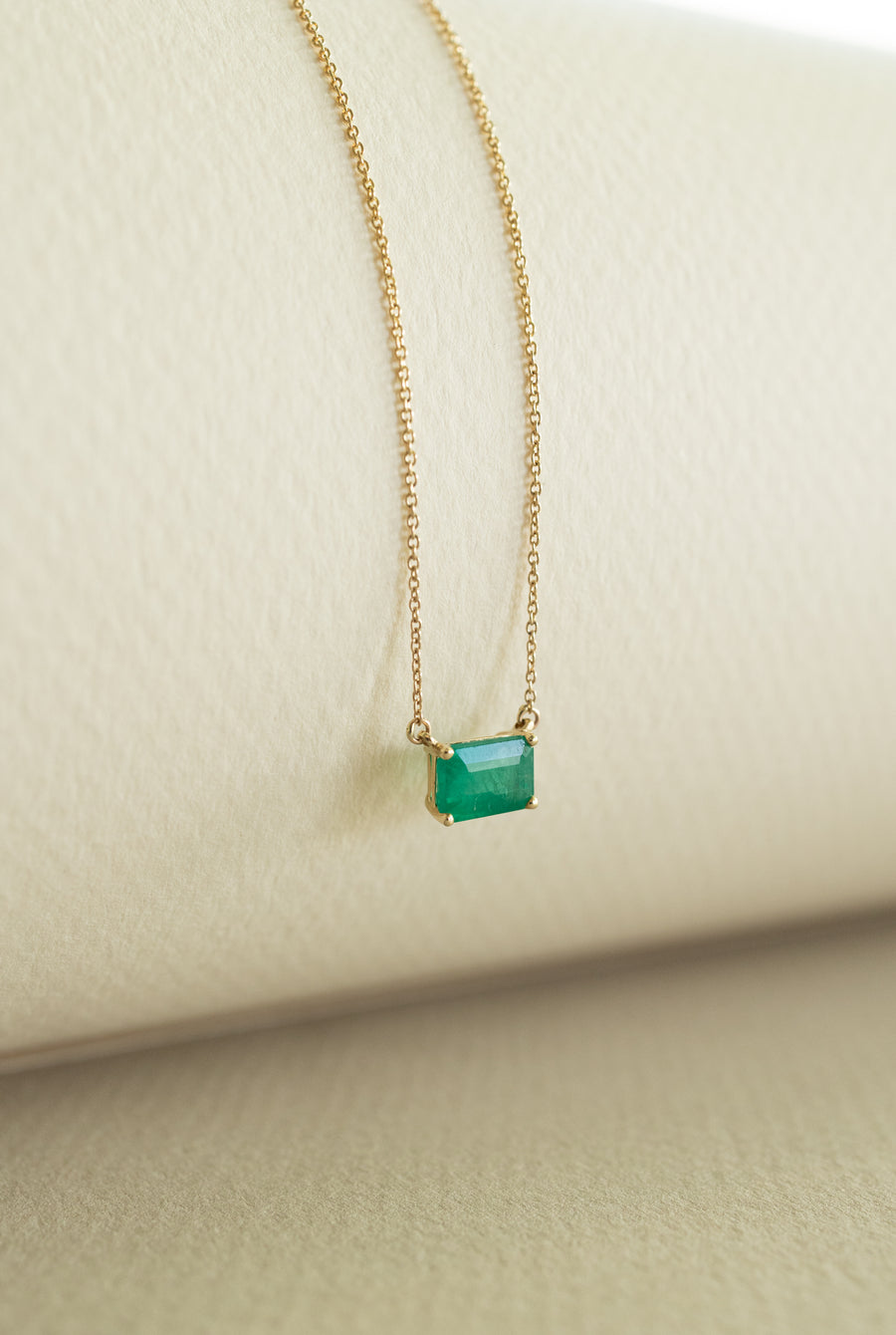 Dije esmeralda EC 0.75ct 4 uñas con cadena 14k