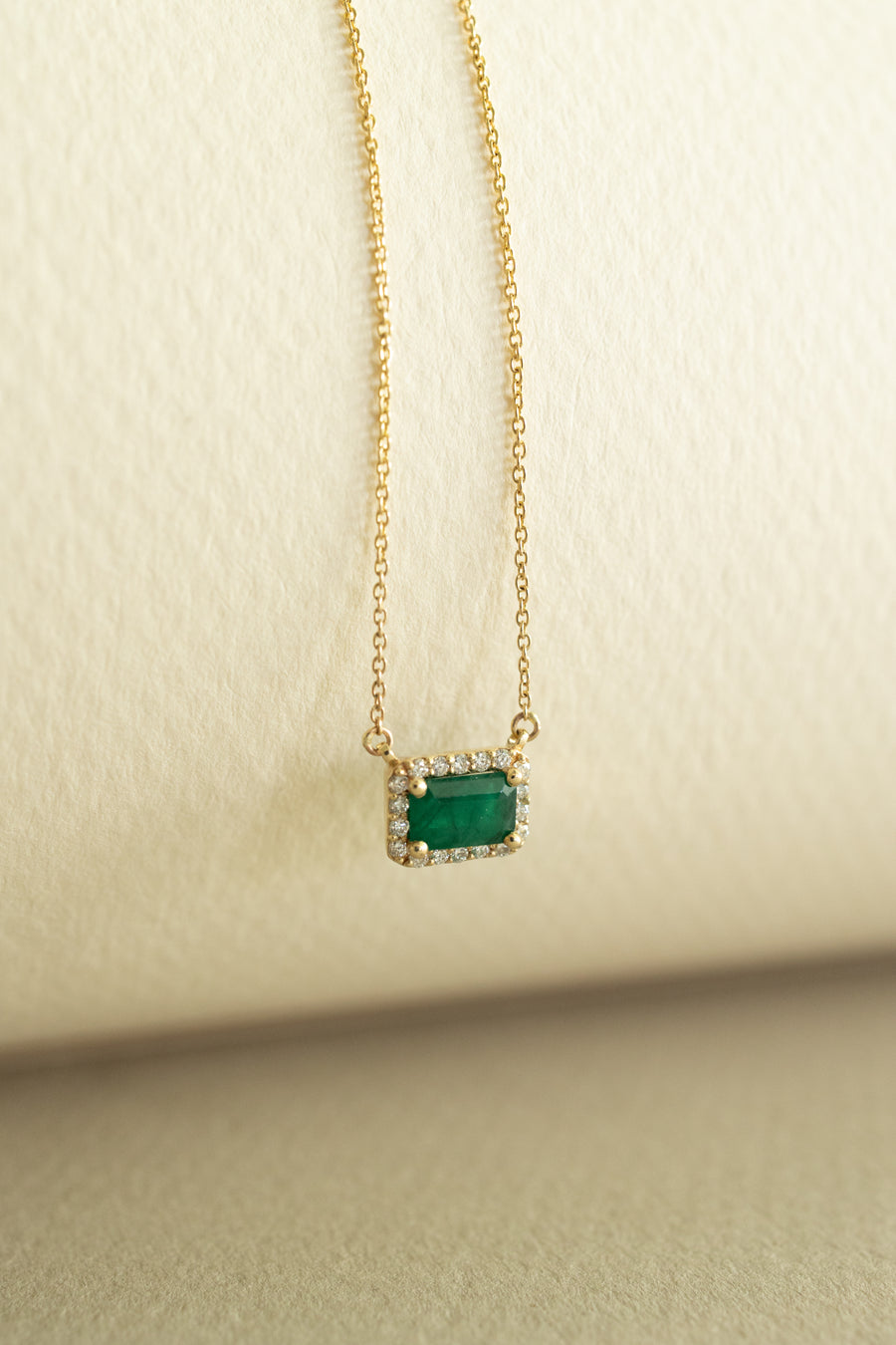 Dije esmeralda EC 0.5ct c/halo en diamantes 14k