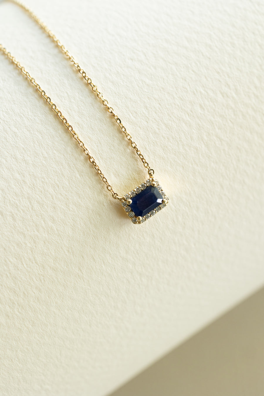Dije zafiro azul EC 0.55ct c/halo en diamantes 14k
