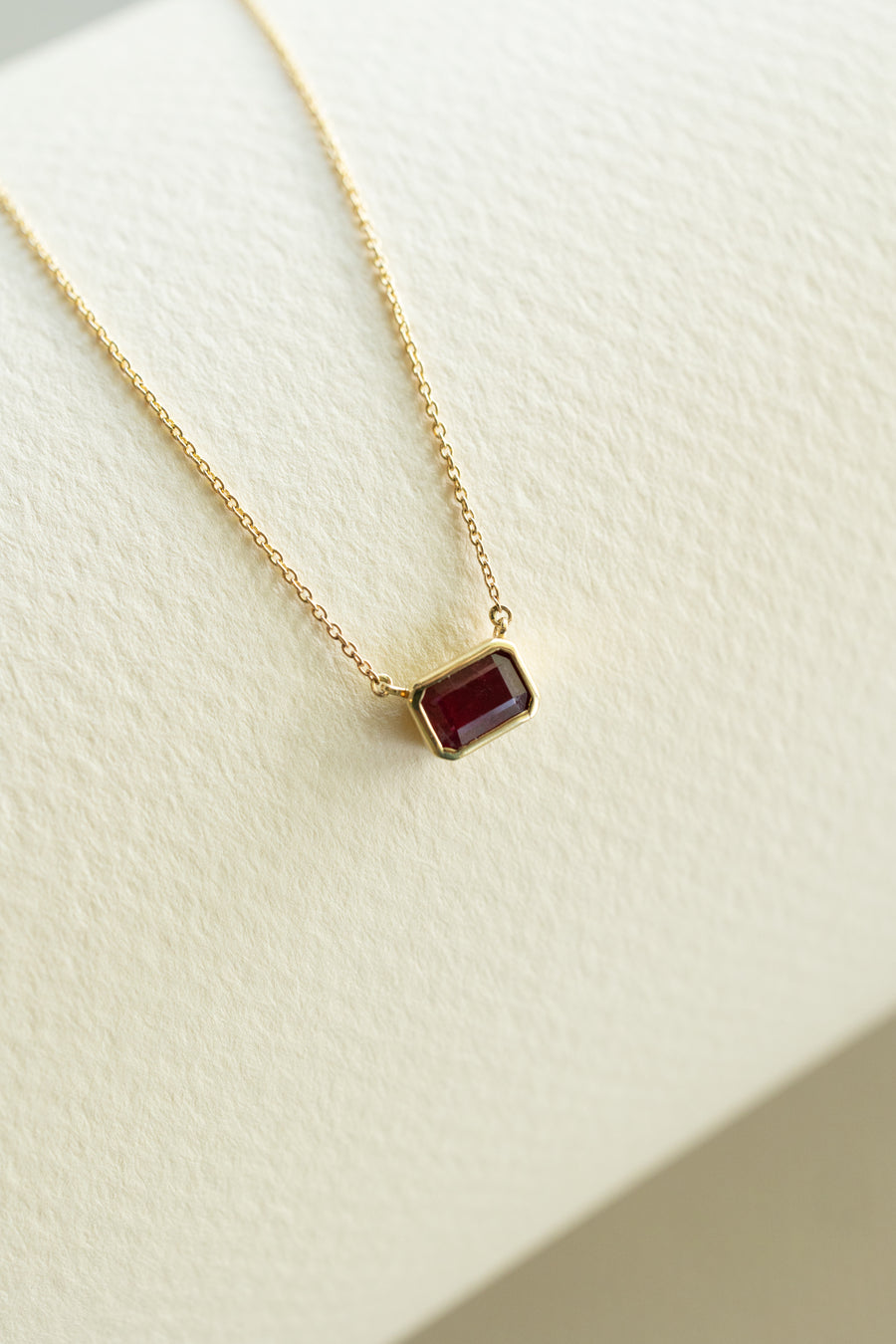 Dije rubi EC 0.55ct con bisel 14k