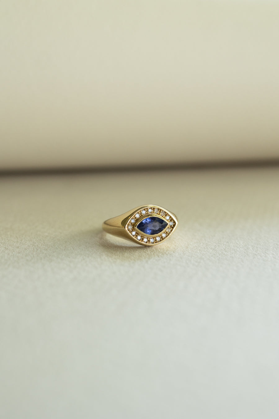 Pinky ring zafiro azul MQ c/halo en diamantes 14k