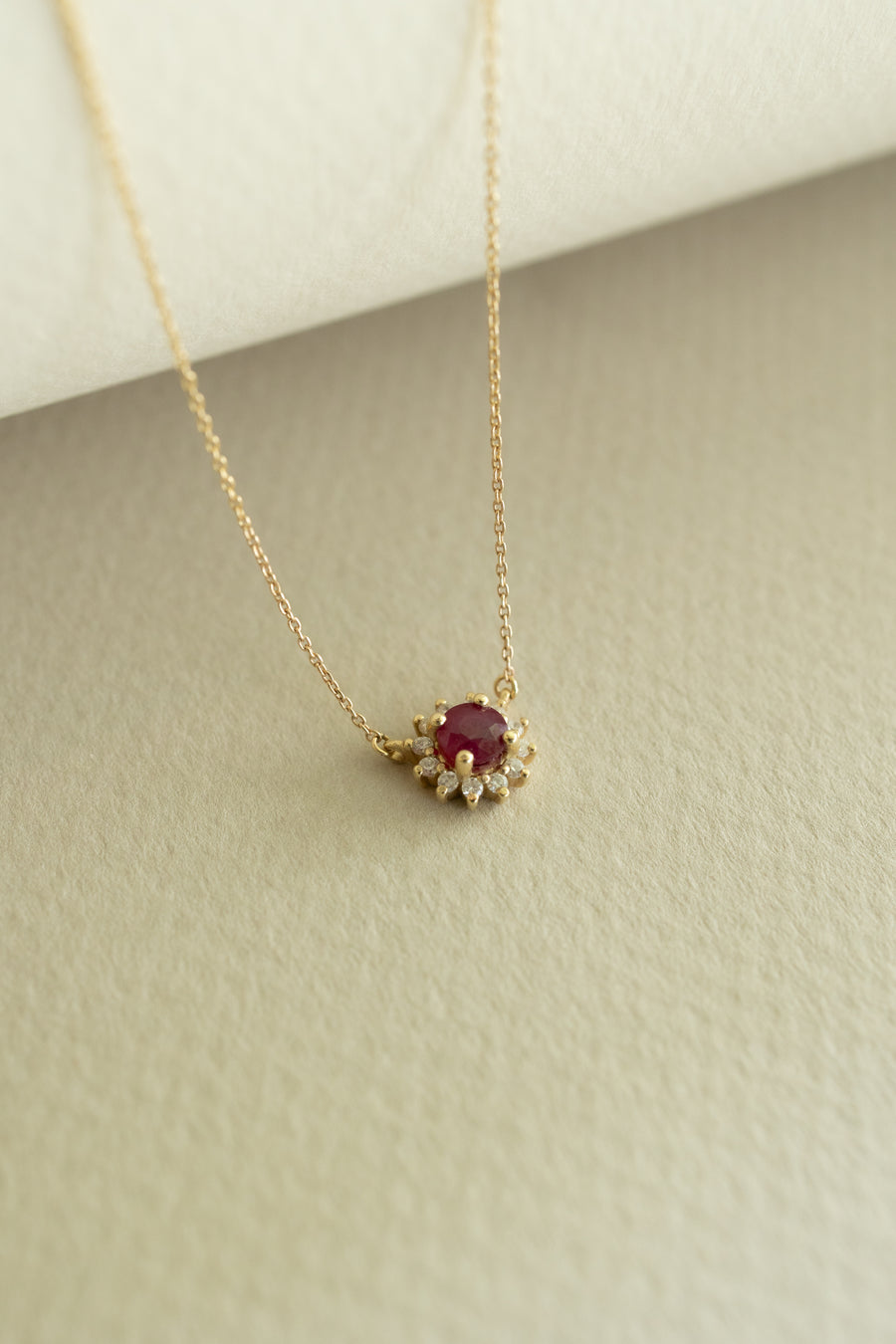 Dije rubí RD 0.46ct c/halo en diam 14k