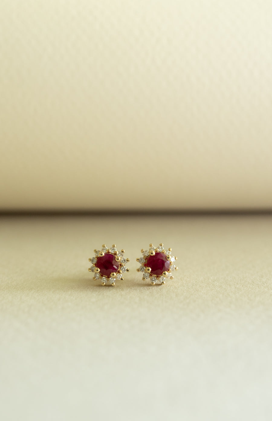 Aretes rubi RD 0.9ct c/halo en diamantes 14k