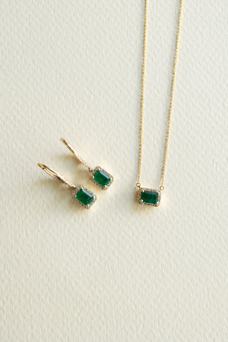 Arracadas esmerlada EC 1ct en total c/halo en diamantes 14k