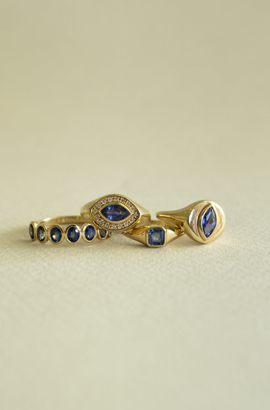 Pinky ring zafiro azul MQ 0.4ct 14k