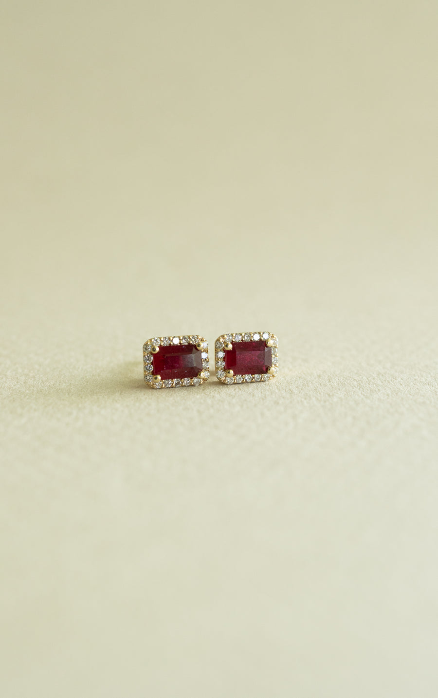Aretes rubi EC 1.2ct c/halo en diam 14k