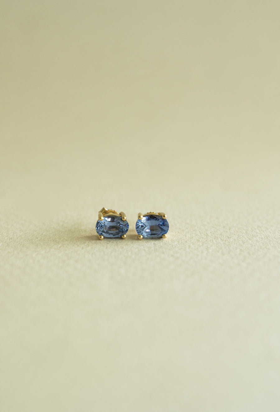 Aretes zafiros azules OV 4 uñas 1.8ct 14k