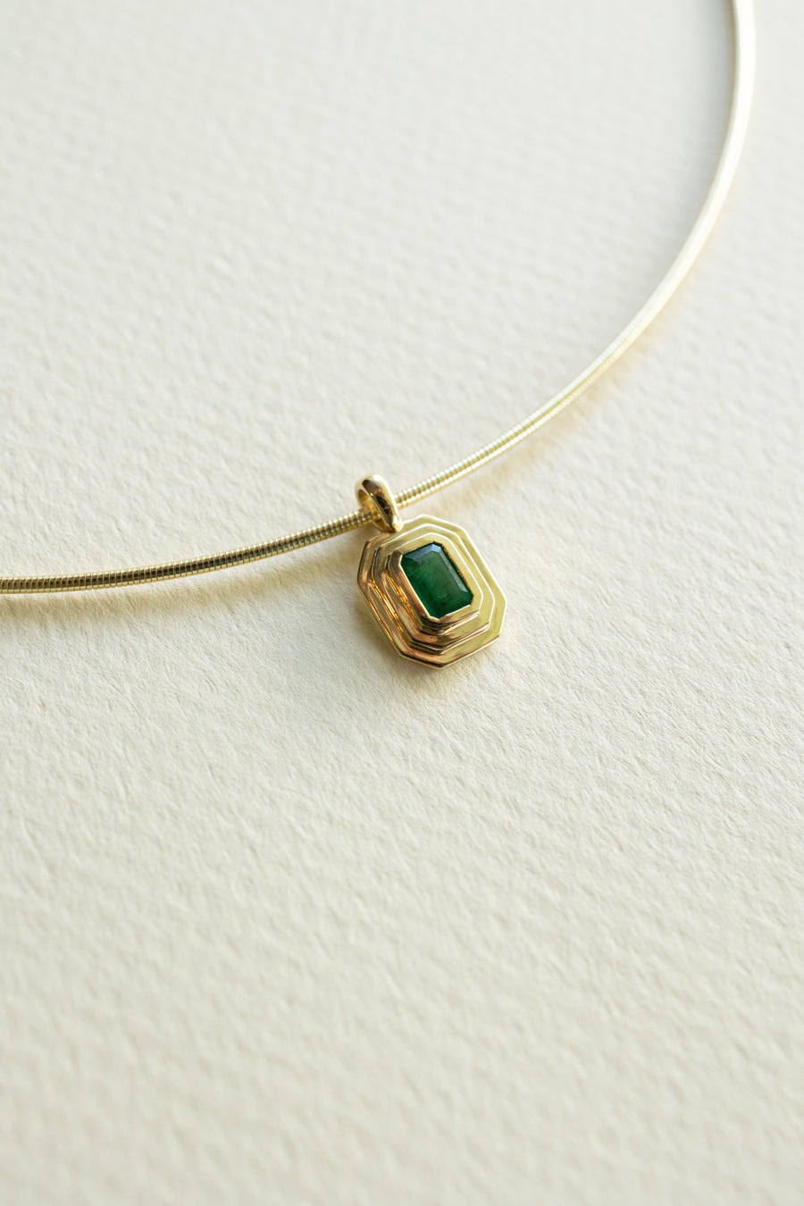 Omega con dije esmeralda EC 0.5ct 14k