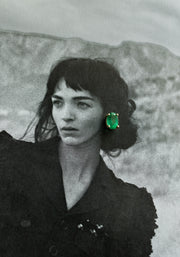 Aretes 4 uñas Esmeralda OV 0.9ct 14k