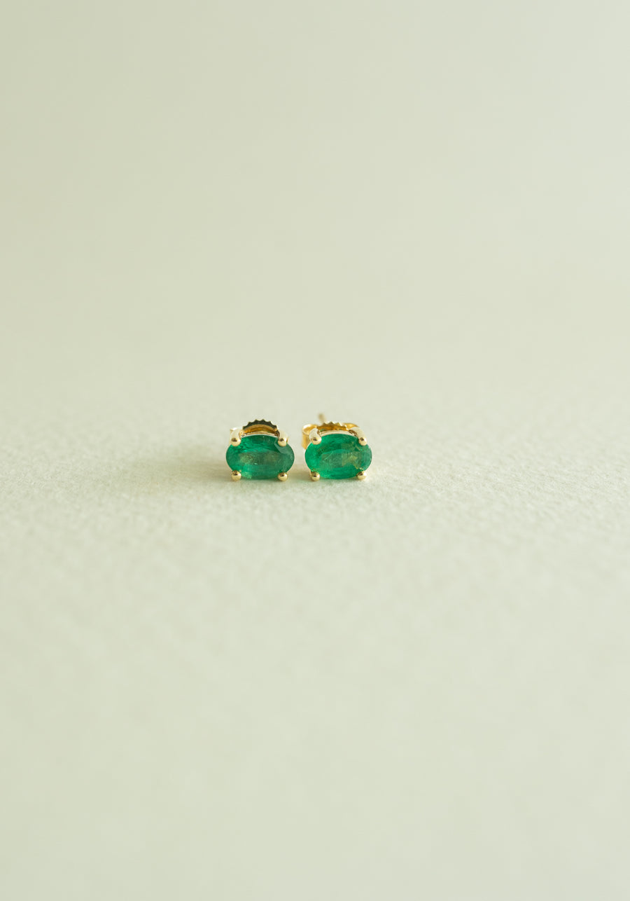 Aretes 4 uñas Esmeralda OV 0.9ct 14k