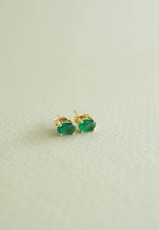 Aretes 4 uñas Esmeralda OV 0.9ct 14k