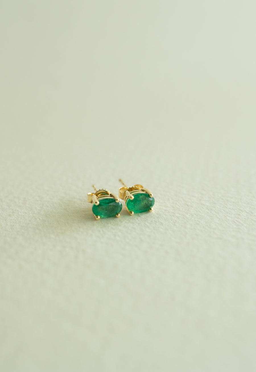 Aretes 4 uñas Esmeralda OV 0.9ct 14k