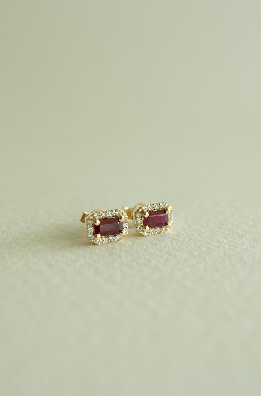 Aretes rubies EC 0.7ct total con halo diam 14k