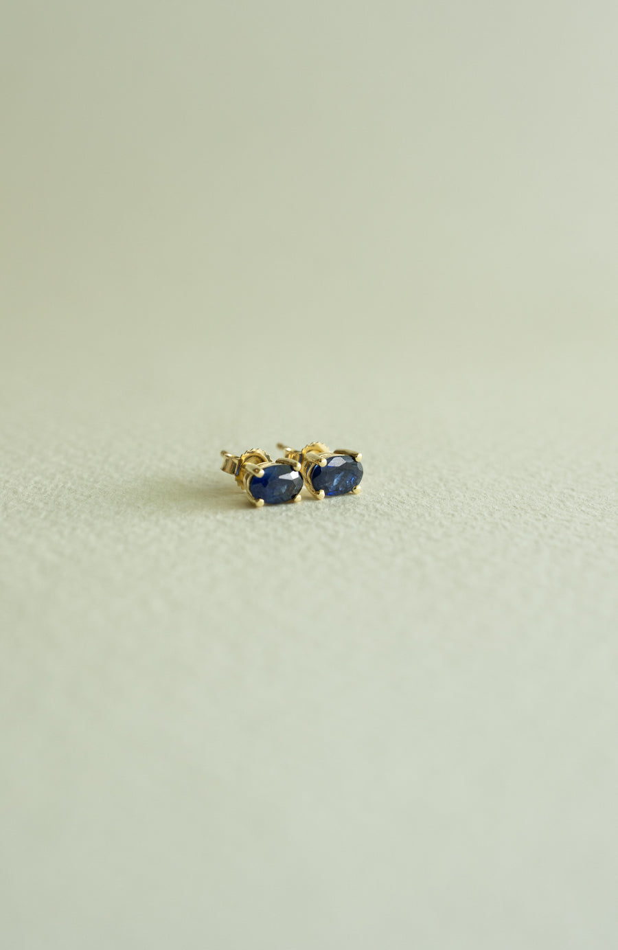Aretes 4 uñas zafiro azul OV 0.9ct 14k