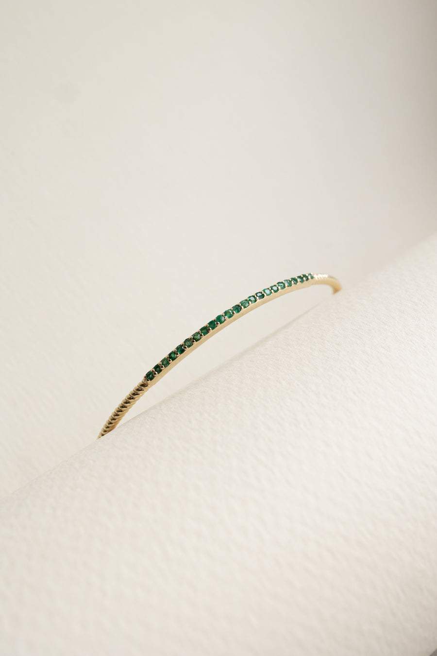 Pulsera Copenhaguen | Pulsera rígida esmeraldas 0.45ct oro amarillo 14k