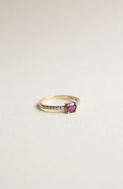 Anillo Granada | Anillo rubí cushion 0.4ct c/ diamantes laterales 0.1ct oro amarillo 14k