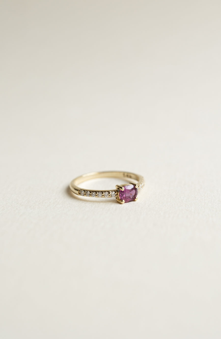 Anillo Granada | Anillo rubí cushion 0.4ct c/ diamantes laterales 0.1ct oro amarillo 14k