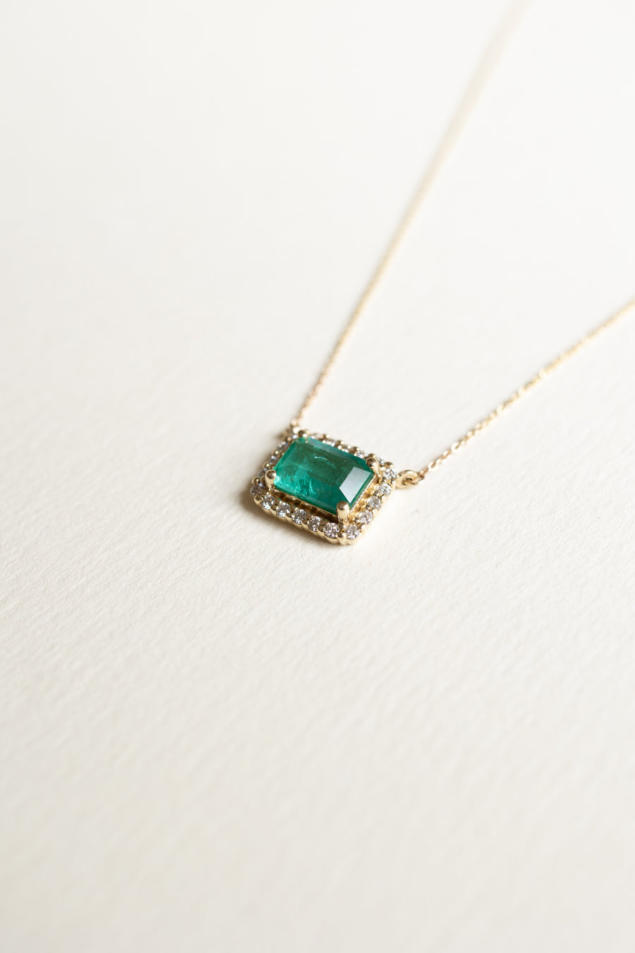 Dije Venecia | Dije esmeralda EC 1.2ct con halo de diamantes 0.25ct 14k